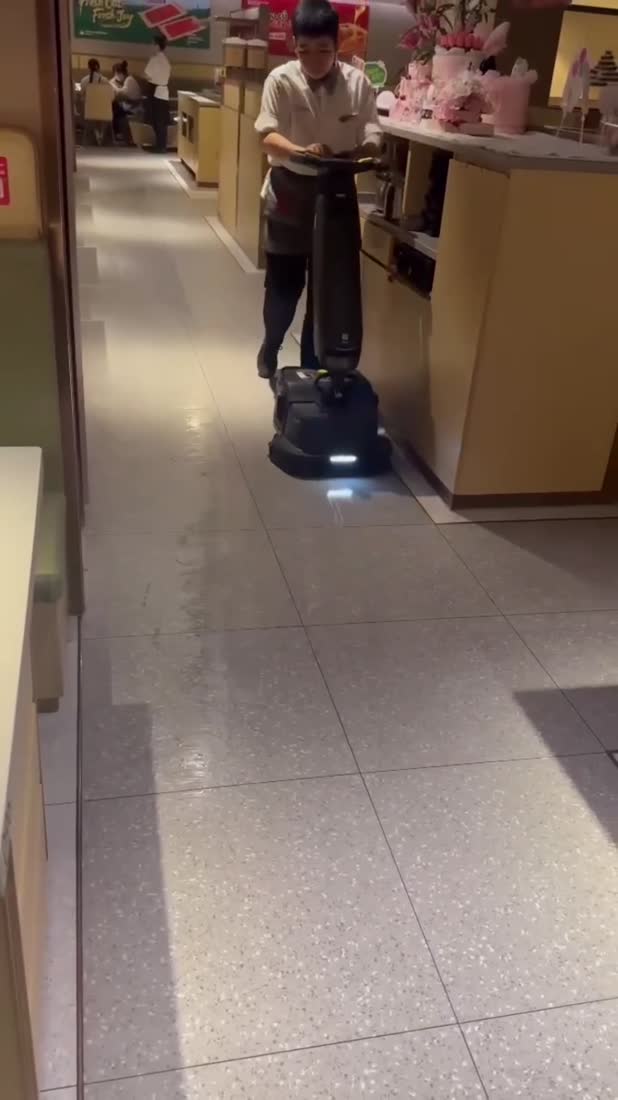 SH1 vệ sinh lối đi khu ẩm thực đông khách